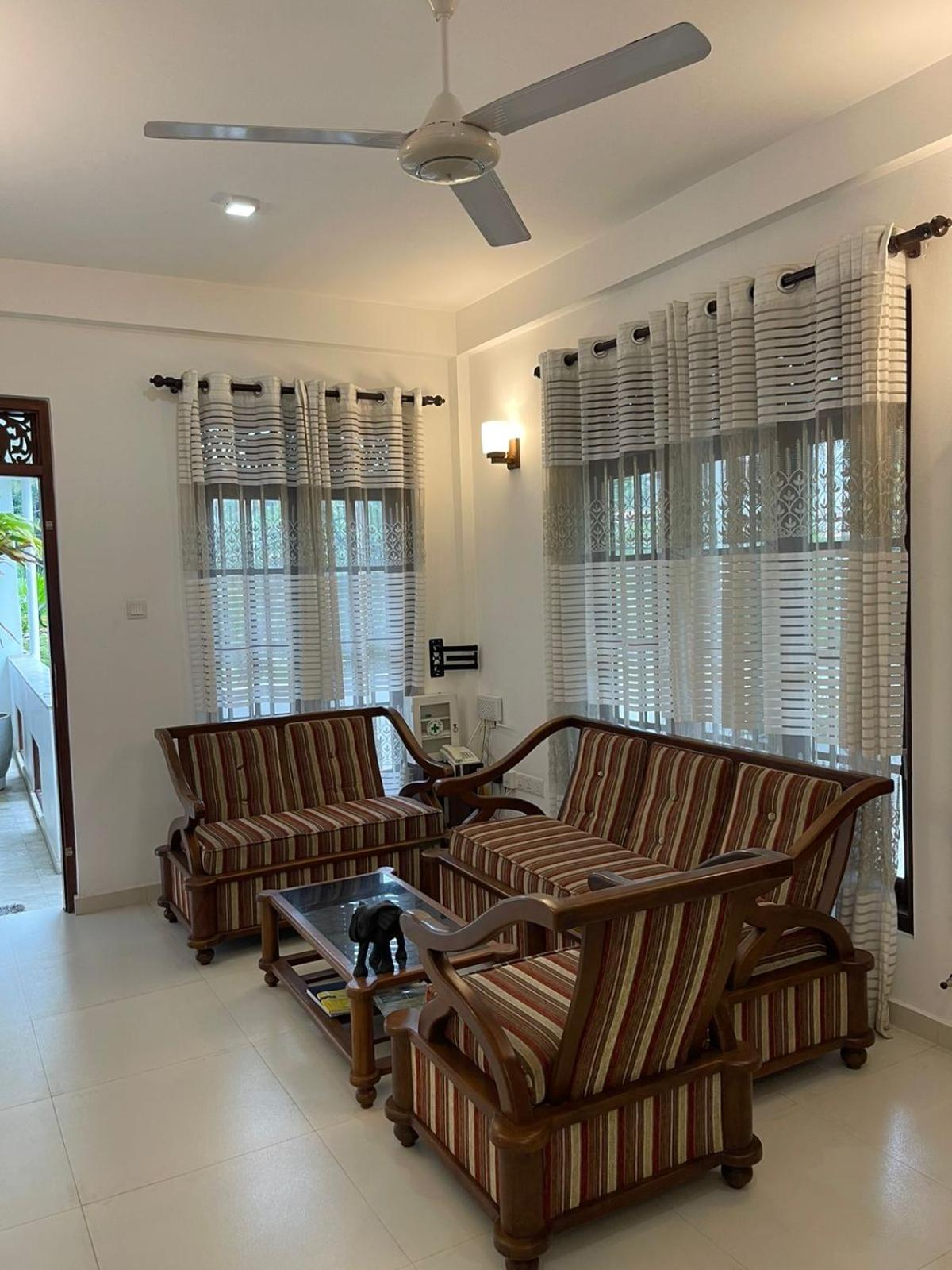 אונה ואטונה Mihira Gedara Apartments מראה חיצוני תמונה